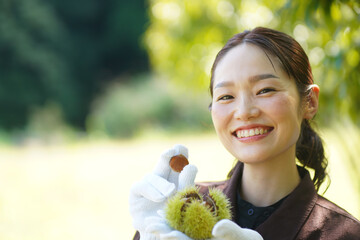 Obraz premium 栗を持つ女性
