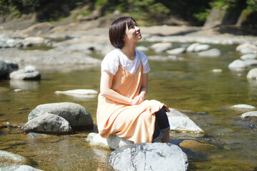 川に足を入れる女性