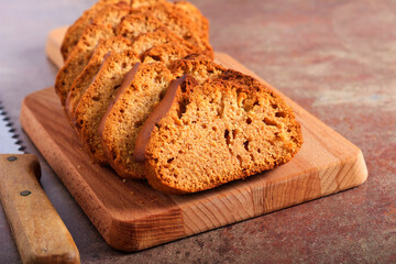 Gingerbread spice cake, sliced