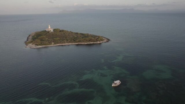 Atardecer faro isla barco Mallorca slog