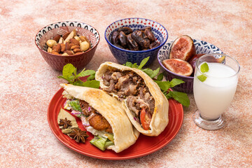 ケバブサンド　kebab and falafel sandwiches