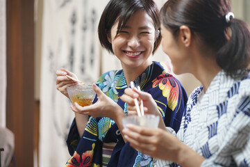 	デザートを食べる女性