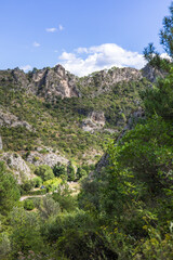 Fototapeta premium Paysage autour du sentier de randonnée des Fenestrettes à Saint-Guilhem-le-Désert (Occitanie, France)