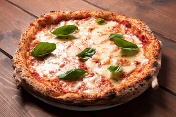 Deliziosa classica pizza margherita italiana con foglie di basilico fresco  - obrazy, fototapety, plakaty
