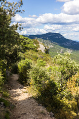 Fototapeta premium Paysage autour du sentier de randonnée des Fenestrettes à Saint-Guilhem-le-Désert (Occitanie, France)