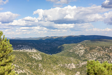 Paysage autour du sentier de randonnée des Fenestrettes à Saint-Guilhem-le-Désert (Occitanie, France)