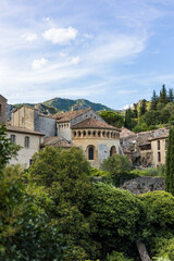 Obraz premium Vue sur l'abbaye de Gellone, entourée de montagnes, à Saint-Guilhem-le-Désert (Occitanie, France)