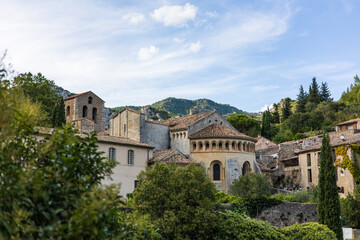 Fototapeta na wymiar Vue sur l'abbaye de Gellone, entourée de montagnes, à Saint-Guilhem-le-Désert (Occitanie, France)