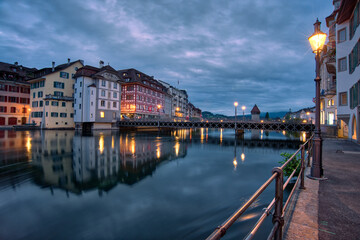 Naklejka premium panoramique sur rivière Reuss traversant la ville de Lucerne en Suisse au levé du jour