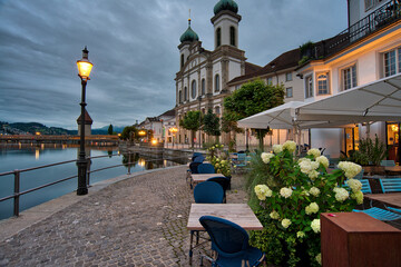 église de la ville de Lucerne en Suisse au levé du jour