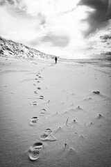 Droga. Ślady na plaży.