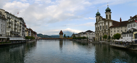 Fototapeta na wymiar panoramique sur rivière Reuss traversant la ville de Lucerne en Suisse au levé du jour