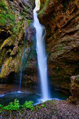 Fototapeta na wymiar Wasserfall Schmelzwasser Wald Bach