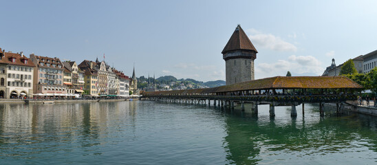 pont historique en bois de la ville de Lucerne en Suisse au levé du jour