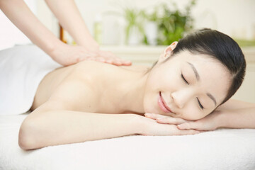 Obraz premium Woman having back massage