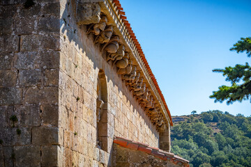 Colegiata romanica de Cervatos co representaciones eroticas en el exterior (Cantabria, España)	