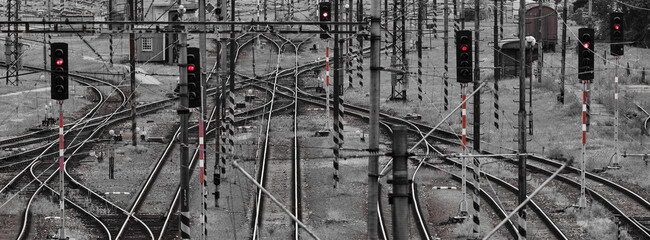 Obraz premium Train tracks and traffic lights panorama
