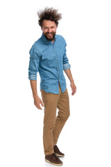 Naklejka premium young casual man posing against white background