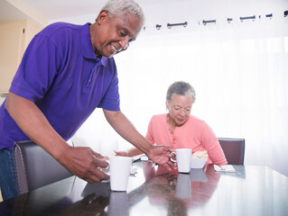 Obraz premium Senior couple preparing to have breakfast