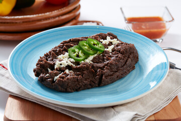 Frijoles negros refritos con queso fresco 