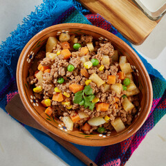 Picadillo de res con verduras servido en plato de barro, comida mexicana