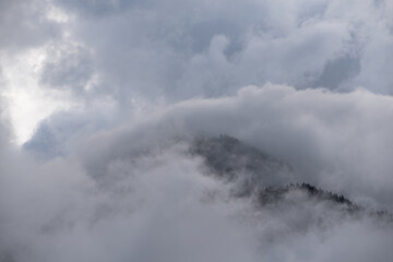 Fototapeta na wymiar un panorama di montagna ricco di nuvole, una brutta giornata di montagna con le nuvole dense sopra il bosco