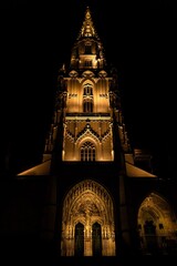 Fototapeta na wymiar Facade of the Bern Minster at night