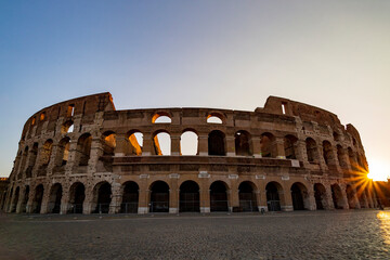 Naklejka premium Alba al Colosseo di Roma. Anni di storia nella città eterna. Impero romano