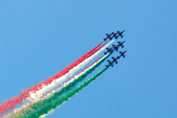 Esibizione aerea. Caccia aviazione italiana. Frecce tricolore. Formazione, squadra.