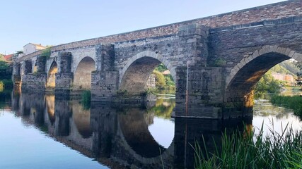 Puente romano sobre el río Miño en Lugo, Galicia - obrazy, fototapety, plakaty