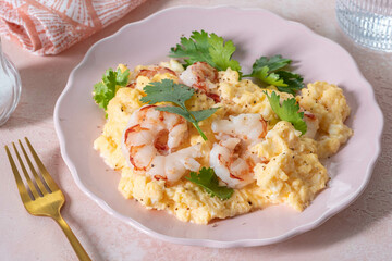 scrambled eggs with shrimp and cilanto