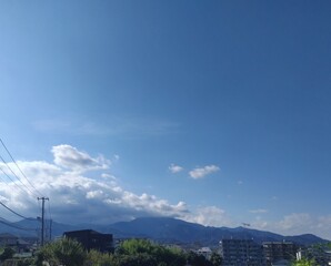 山頂に雲がかかった神奈川県伊勢原市の大山