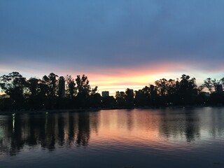 Atardecer sobre el lago de Palermo, Buenos Aires