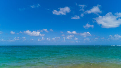 Obraz premium Tropical ocean views of turquoise water and blue skies with puffy clouds