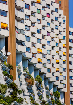 Vienna, Austria: Alterlaa apartment housing concept with green facade and colorful balconies designed by Harry Gl&uuml;ck