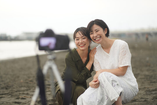 セルフタイマーで写真撮影する女性