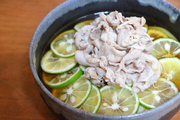 日本の夏の風物詩　豚肉が乗ったすだちうどんのアップ