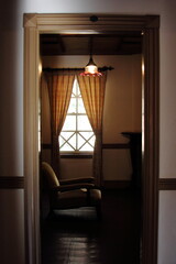 軽井沢　洋館の室内　扉からのぞく