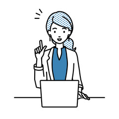 デスクで座ってPCを開いて何かひらめいたジャケットの女性