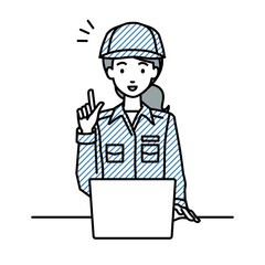 デスクで座ってPCを開いて何かひらめいた作業員の女性