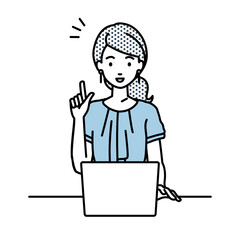 デスクで座ってPCを開いて何かひらめいたオフィスカジュアルの女性