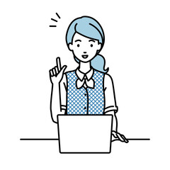 デスクで座ってPCを開いて何かひらめいた事務員制服の女性
