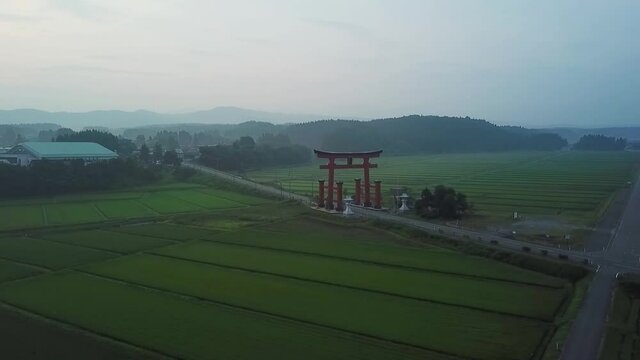【山形】朝靄の羽黒山大鳥居
