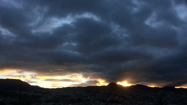 Atardecer con vista a la ciudad, time lapse.