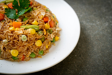  fried rice with green peas, carrot and corn