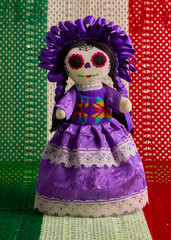 Tradicional muñeca mexicana hecha a mano, disfrazada de catrina para la festividad del día de...