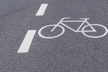 Obraz premium Symbol für ein Fahrradweg auf dem Asphalt