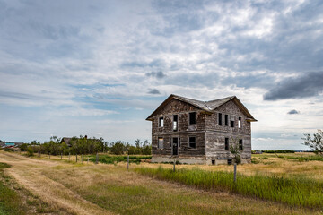 Obraz premium An abandoned hospital in the ghost town of Robsart, Saskatchewan