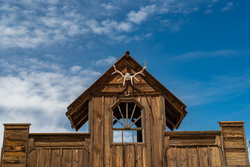 Fototapeta na wymiar old wooden house with sky view of the desert of California