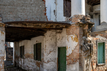 Ruinas de um palácio antigo e construções do início século XX feita pelos portugueses no Brasil.
